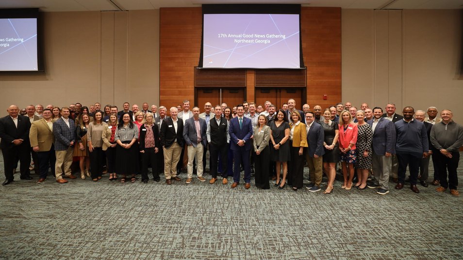 Large group of economic development leader gathered for a group picture in an auditorium